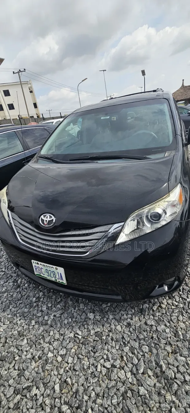Toyota Sienna XLE 2013 Black - 1