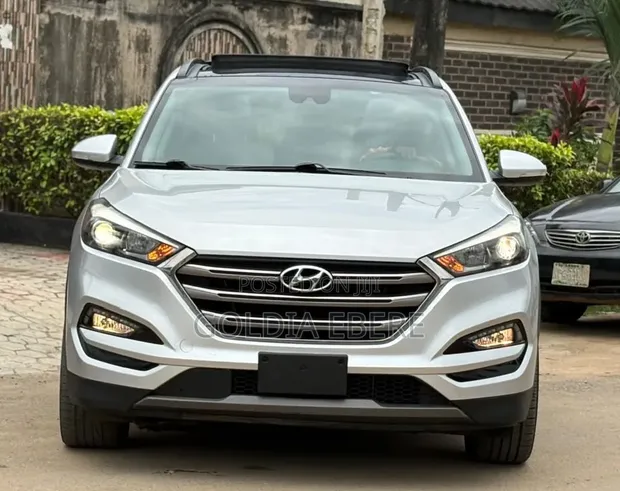 Hyundai Tucson 2016 Silver - 1