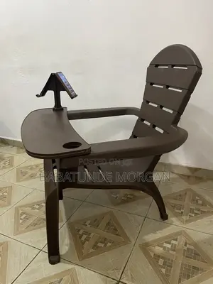 Kujerar Relax ta Filastik da Tray & Wayar Hannu