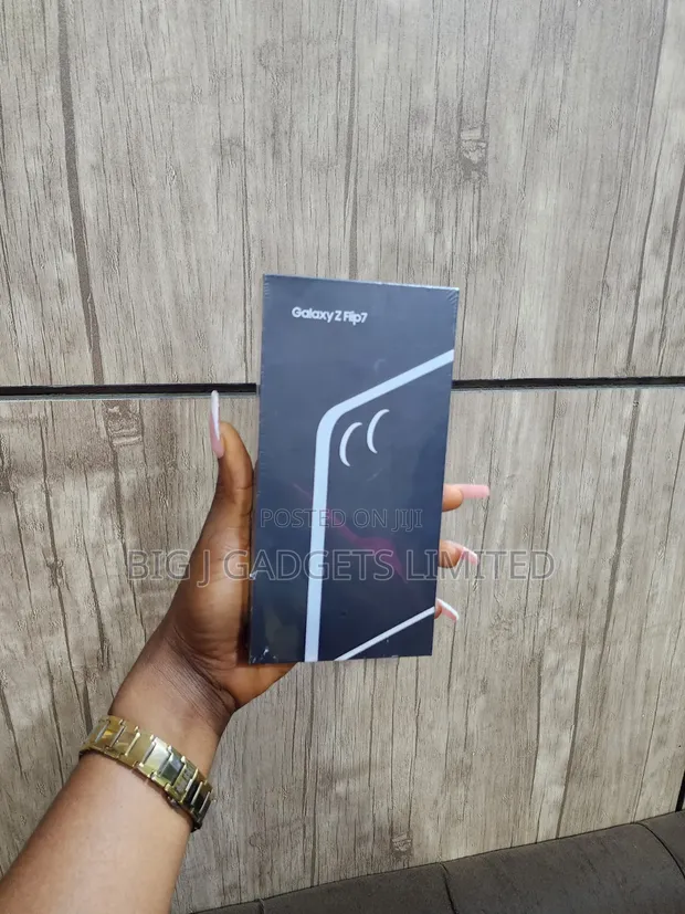 New Samsung Galaxy Z Flip7 256GB Gray - 1