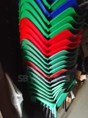 Kujerar Filastik Mai Hannu (Babba)