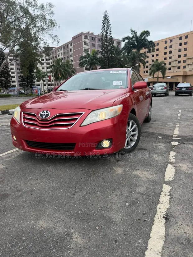 2011 Toyota Camry XLE Red - 1