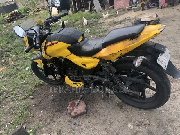 Bajaj Pulsar 220 F 2025 Yellow - 1