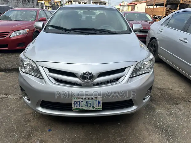 Toyota Corolla 2011 Silver - 1