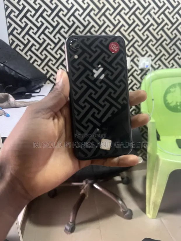 Apple iPhone XR 128GB Black - 1