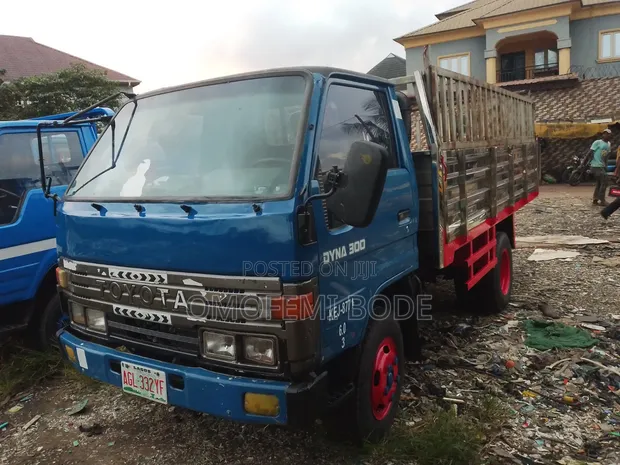 Toyota Dyna 200 (1999) - 6 Tyres, Petrol - 1