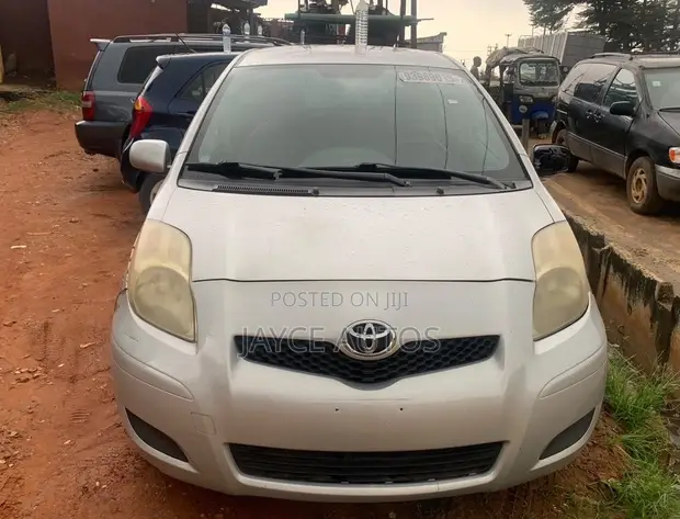 Toyota Yaris 2010 Silver - 1