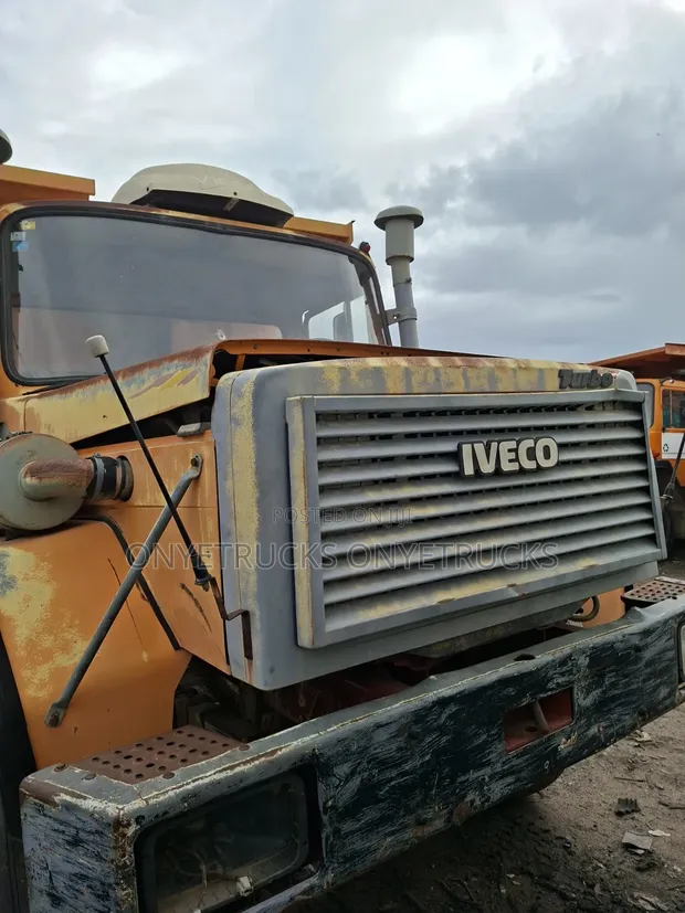 Tsohon Iveco 6x6 Tipper Truck Mai Tayar Goma da Auxiliary - 1