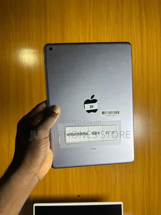 Apple iPad 9.7 (5th Gen) 32GB Silver - 1