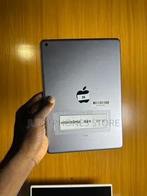 Apple iPad 9.7 (5th Gen) 32GB Silver