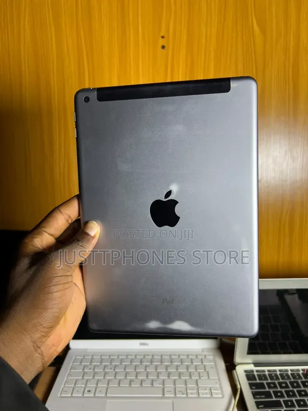 Apple iPad 9.7 (6th Gen) 32GB Silver - 1