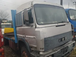 Used Iveco Manlift Truck (6 Tyres, 2000 Model)