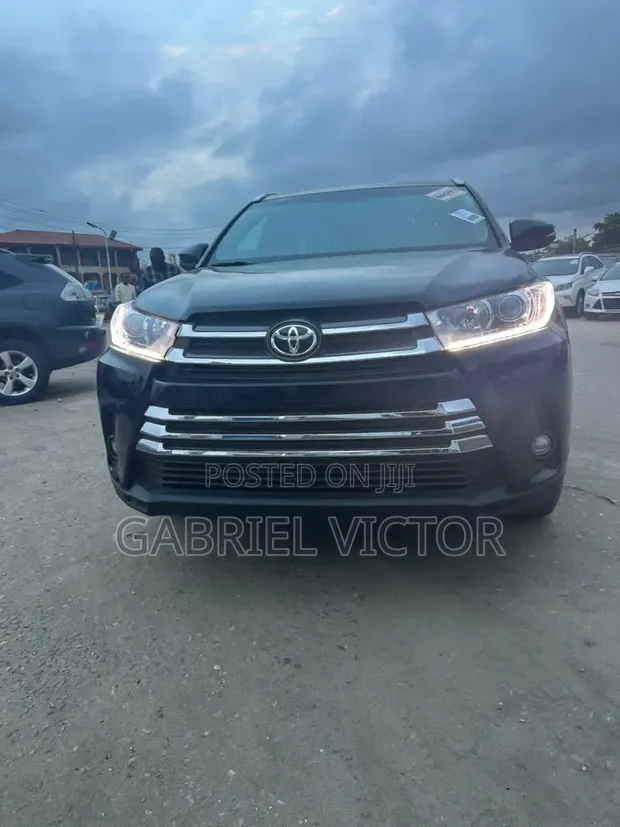 2016 Toyota Highlander XLE V6 4x2 Black - 1