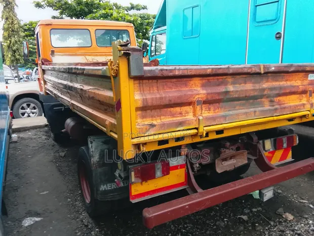 Mercedes-Benz 2000 Low-Bed Truck - 1