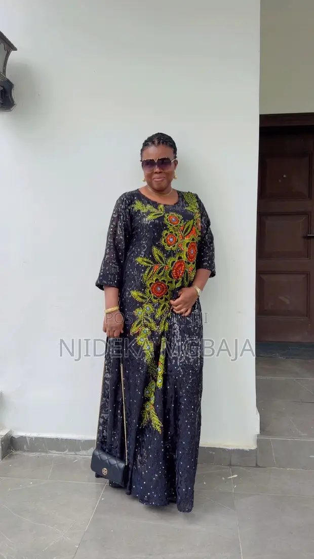 Kyakyawar Babban Riga Mai Launi na Black Lace da Ankara tare da Furannin Zare - 1