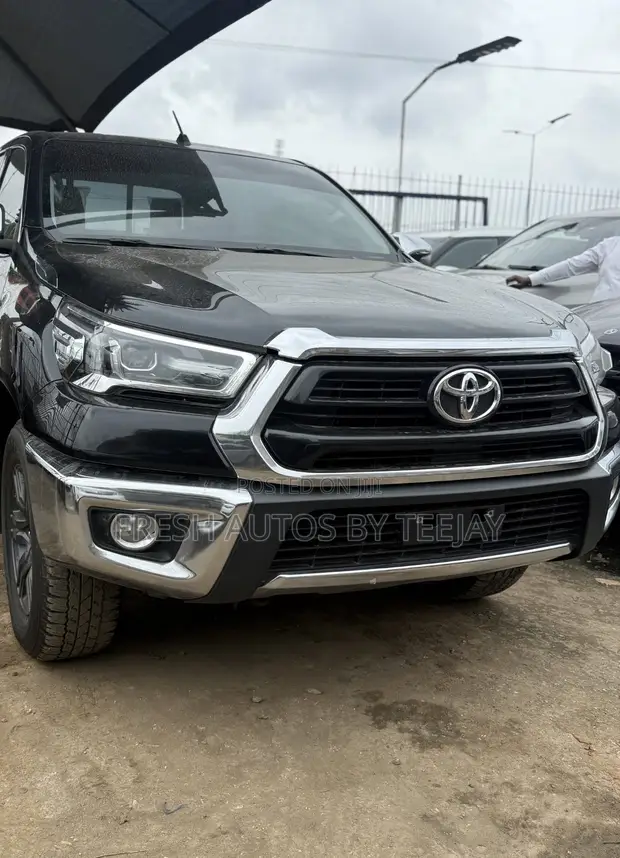 2023 Toyota Hilux Automatic 4x4 - 1