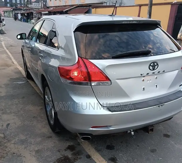 Toyota Venza 2010 Silver - 1