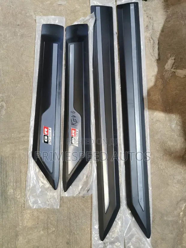 Door Chrome GR for Toyota Hilux 2023/2024 - 1