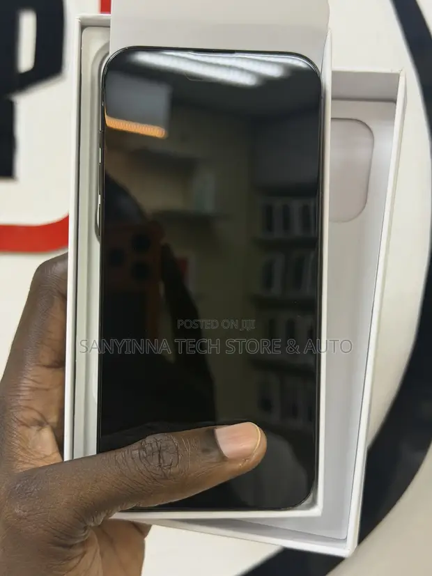 Apple iPhone 15 Pro Max 256GB Black Titanium - 1