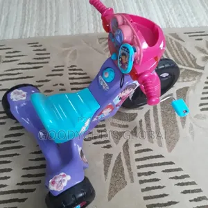 Fisher-Price Dora & Friends Tricycle na Yara da Haske & Sauti