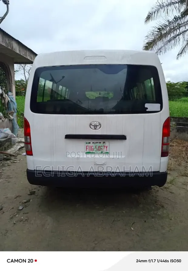 Toyota HiAce 2002 White - 1