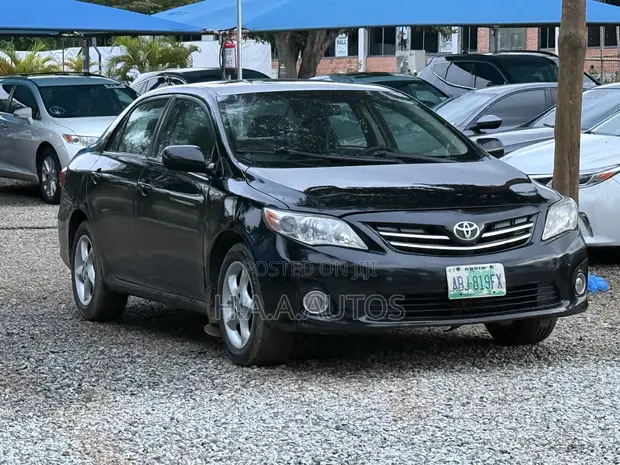 Toyota Corolla 2013 Black - 1