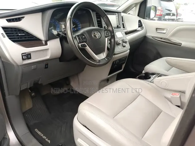 Toyota Sienna XLE Premium 2018 - 1