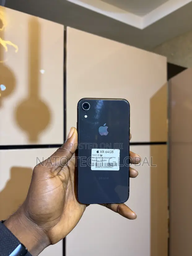 Apple iPhone XR 64GB Black - 1
