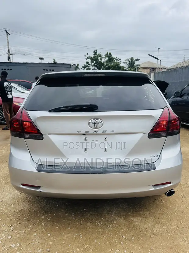 Toyota Venza AWD 2011 Silver - 1