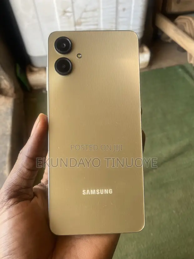 Samsung Galaxy A06 64GB Gold - 1