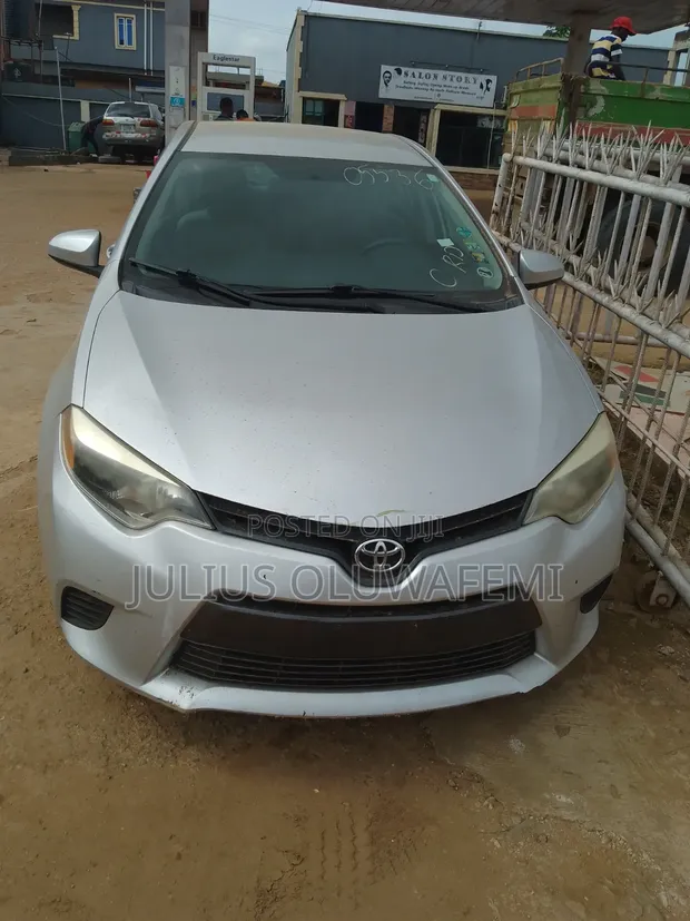 Toyota Corolla 2014 Silver - 1