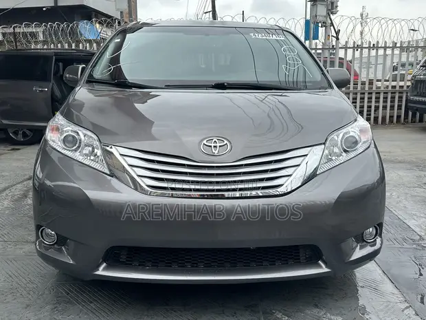 2016 Toyota Sienna XLE 8-Passenger Minivan - 1