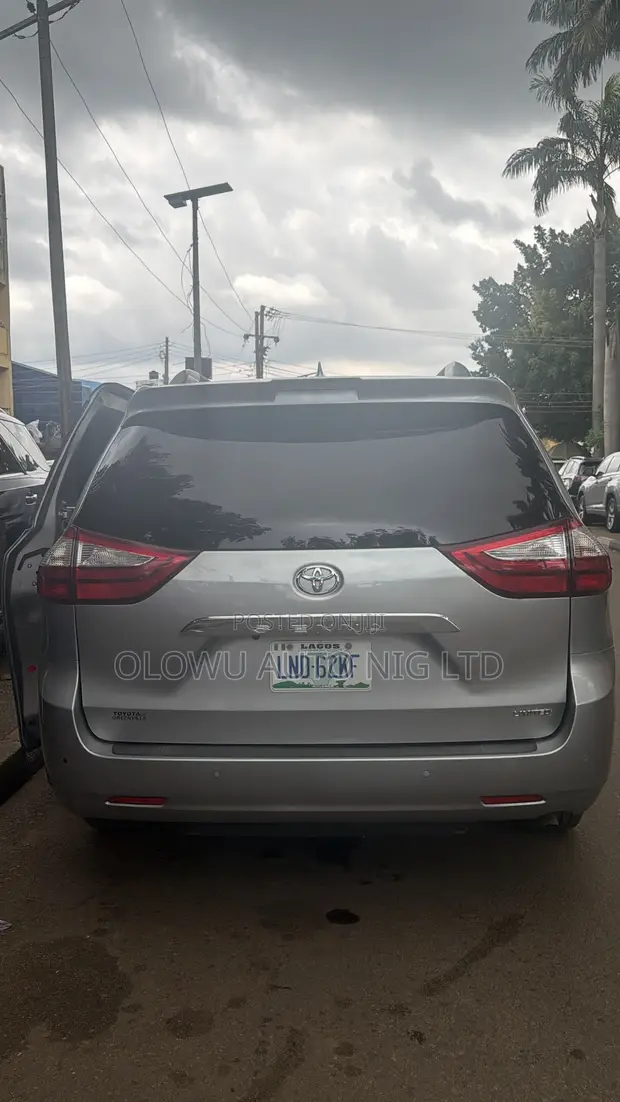 2019 Toyota Sienna Limited FWD Silver - 1