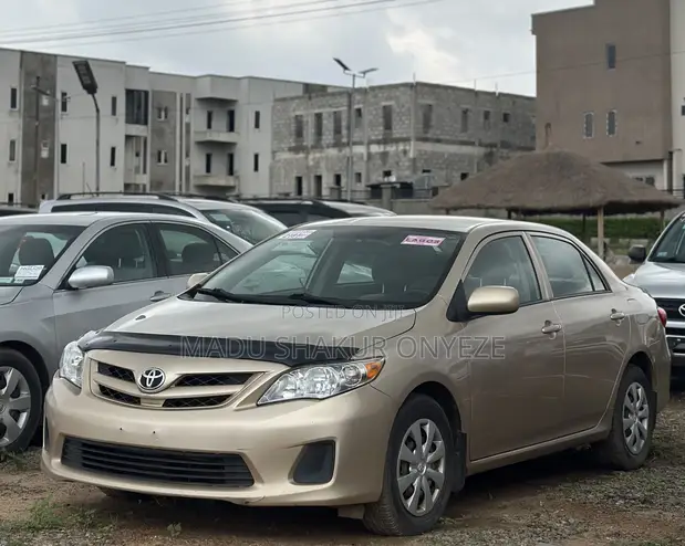 2013 Toyota Corolla LE Zinare - An Samu Daga Ƙasashen Waje - 1