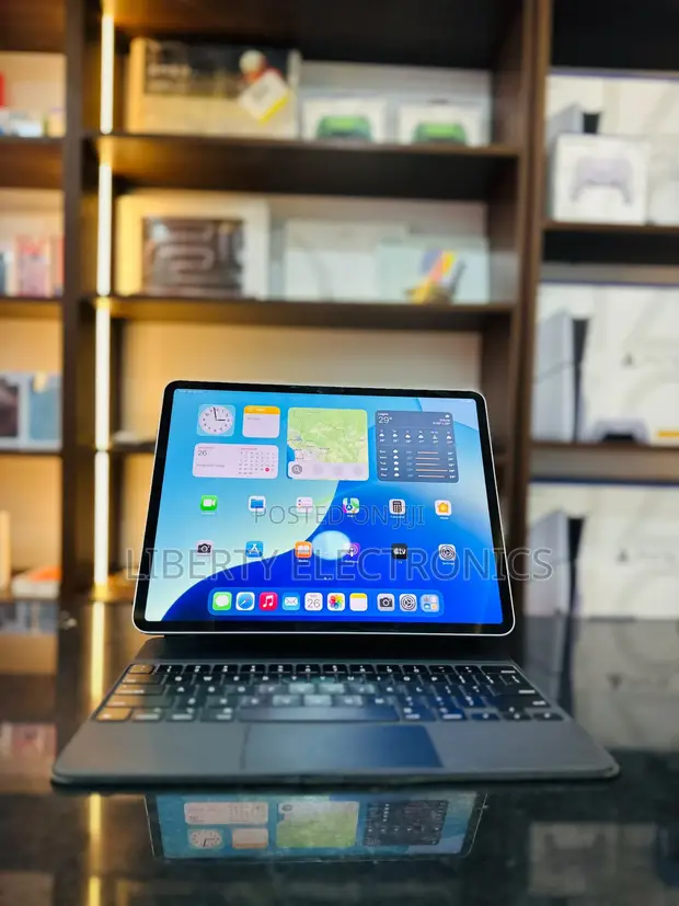 Apple iPad Pro 12.9-inch (6th Gen) 128GB Gray - 1