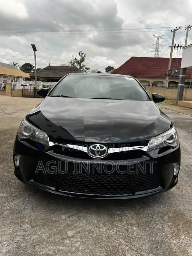 2016 Toyota Camry SE Sedan - 1