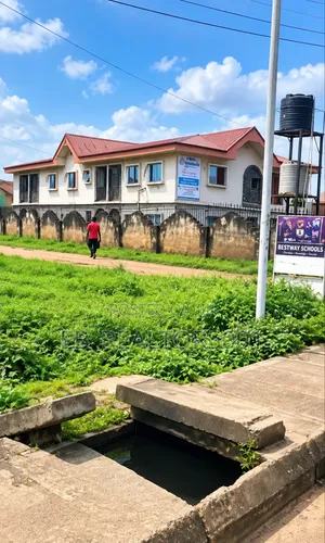 Filin Kasuwanci 100x100ft a Babban Hanya, Benin City