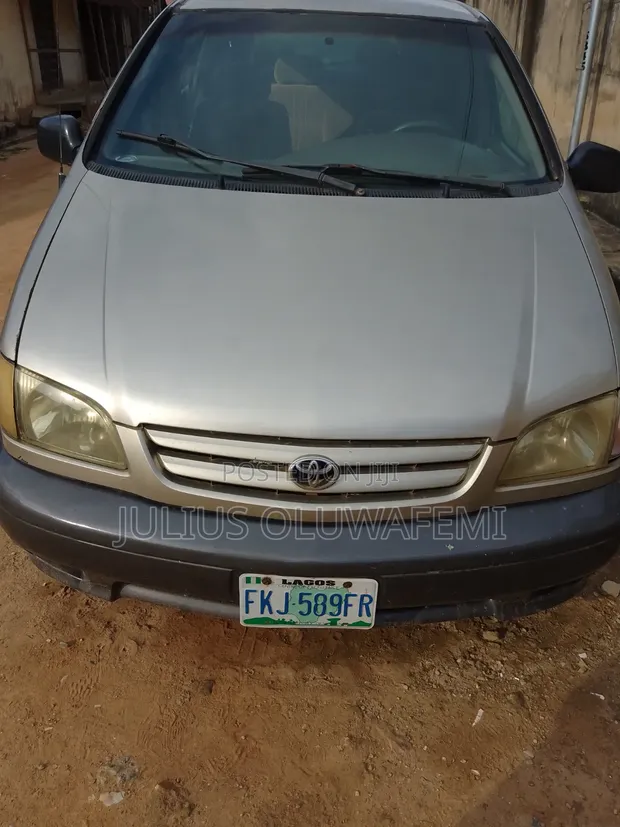 Toyota Sienna 2002 Gold - 1