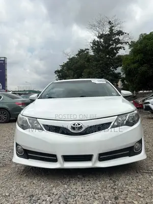 Toyota Camry SE 2.5L 2012 Fari