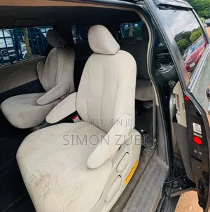 2012 Toyota Sienna LE 8 Passenger
