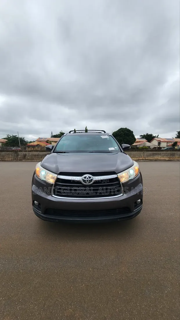 2015 Toyota Highlander XLE AWD SUV - 1