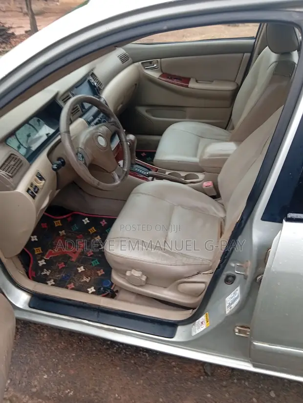 Toyota Corolla 2004 Launin Azurfa - 1