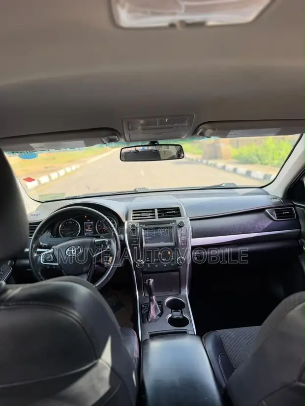 2017 Toyota Camry SE Sedan - 1
