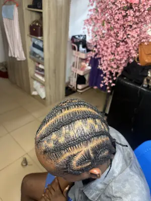 Mai Gyada Gashi Unisex a Enugu - Kwarewa kan Gashin Gashi da Salo