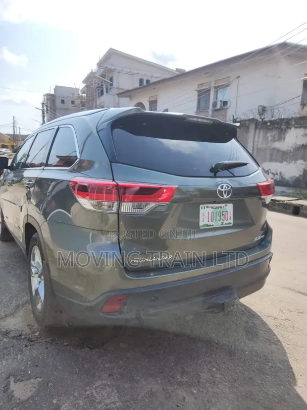 2016 Toyota Highlander XLE V6 4x2 SUV - 1