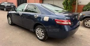 Toyota Camry 2010 Shuɗi