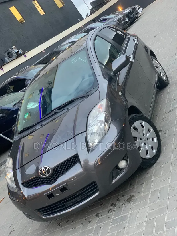 Toyota Yaris 2010 Gray - 1