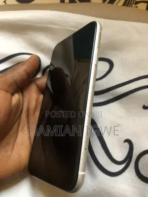 Apple iPhone XR 64GB White