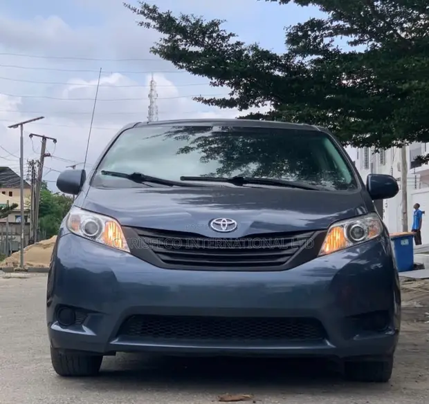 Toyota Sienna 2013 Blue - 1
