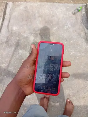 Apple iPhone XS Max 64GB Black (Cracked Screen)